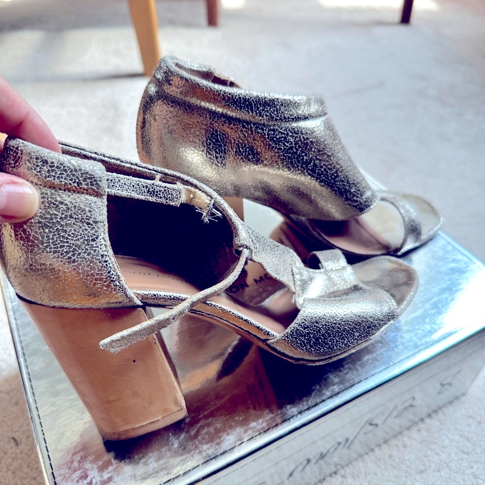 Sigerson Morrison Gold “crackle” sandals. Stacked heels. Sz 7